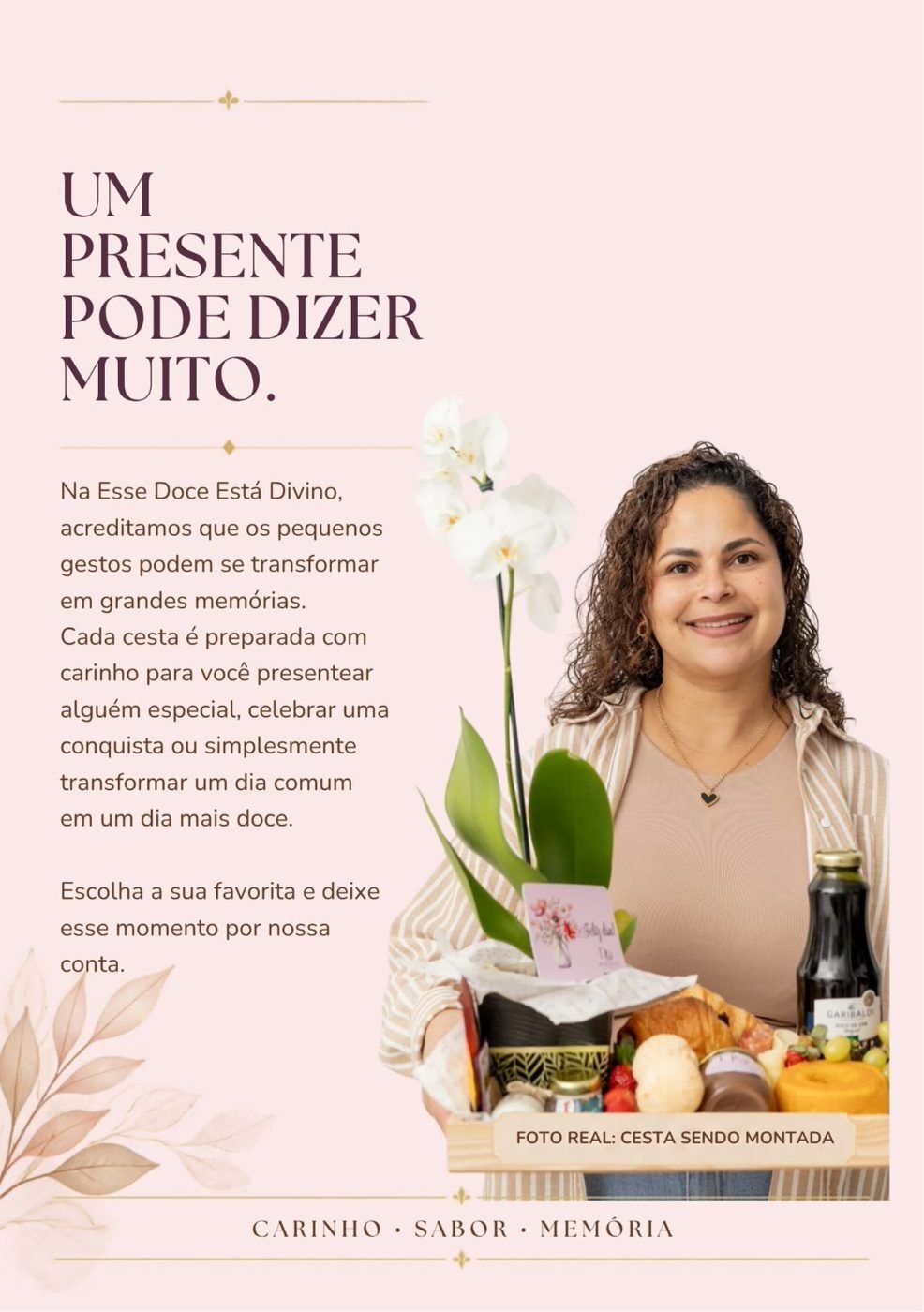 Cartaz das cestas Esse Doce Está Divino, com a confeiteira segurando uma cesta com orquídea, croissant, pão de queijo, frutas e suco