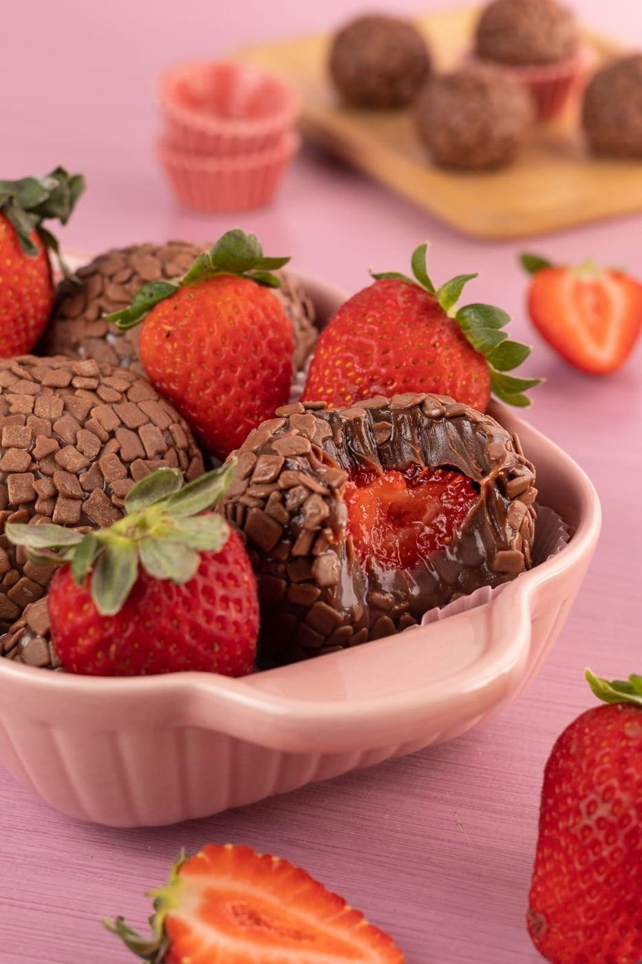 Morangos cobertos com brigadeiro e granulado